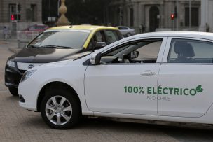 Electromovilidad: Gobierno adjudica primeros 60 taxis eléctricos para Santiago