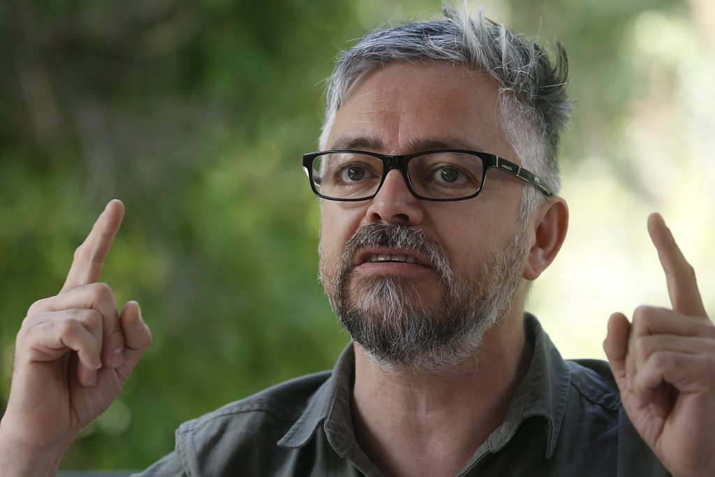 Destrozan a Jorge Baradit por mensajes ofensivos en contra de las mujeres