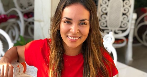 Jhendelyn Núñez luce su tonificado cuerpo con un pequeño bikini en sus vacaciones