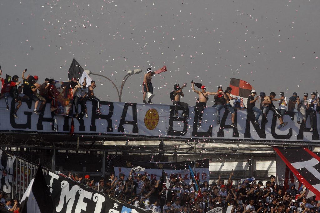 Hinchas de Colo Colo provocan incidentes en Temuco
