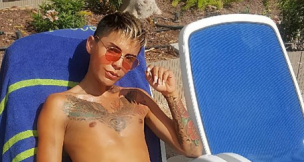 Leo Méndez sorprende a sus fans con desnudo en la playa