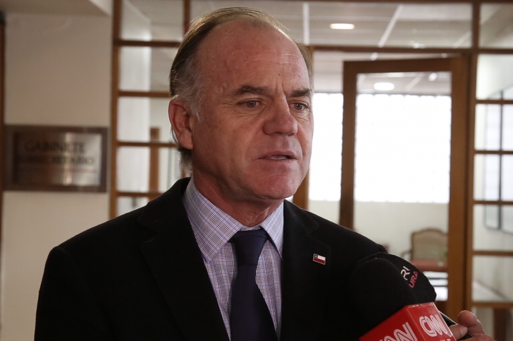 Ministro Walker a agricultores tras cierre de Iansa Linares: “Los vamos a ayudar a levantarse, nos la vamos a jugar”