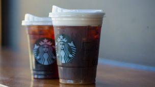 Starbucks anuncia que eliminará las bombillas plásticas de sus productos para 2020