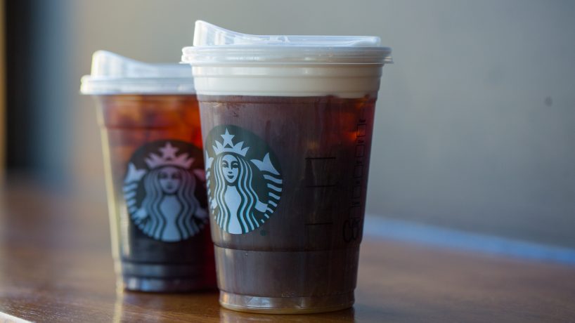 Starbucks anuncia que eliminará las bombillas plásticas de sus productos para 2020