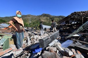 Aumenta a 131 el balance de muertos por el sismo en Indonesia