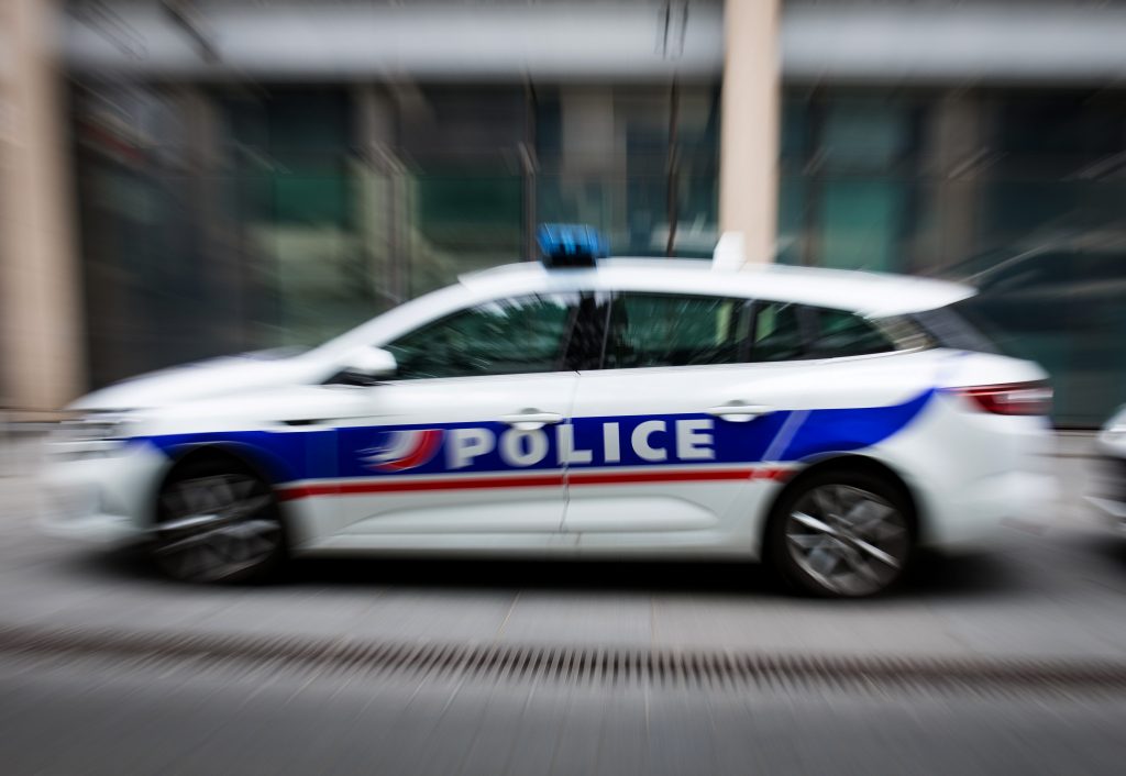 Un muerto y dos heridos en ataque con cuchillo cerca de París, atacante “neutralizado”