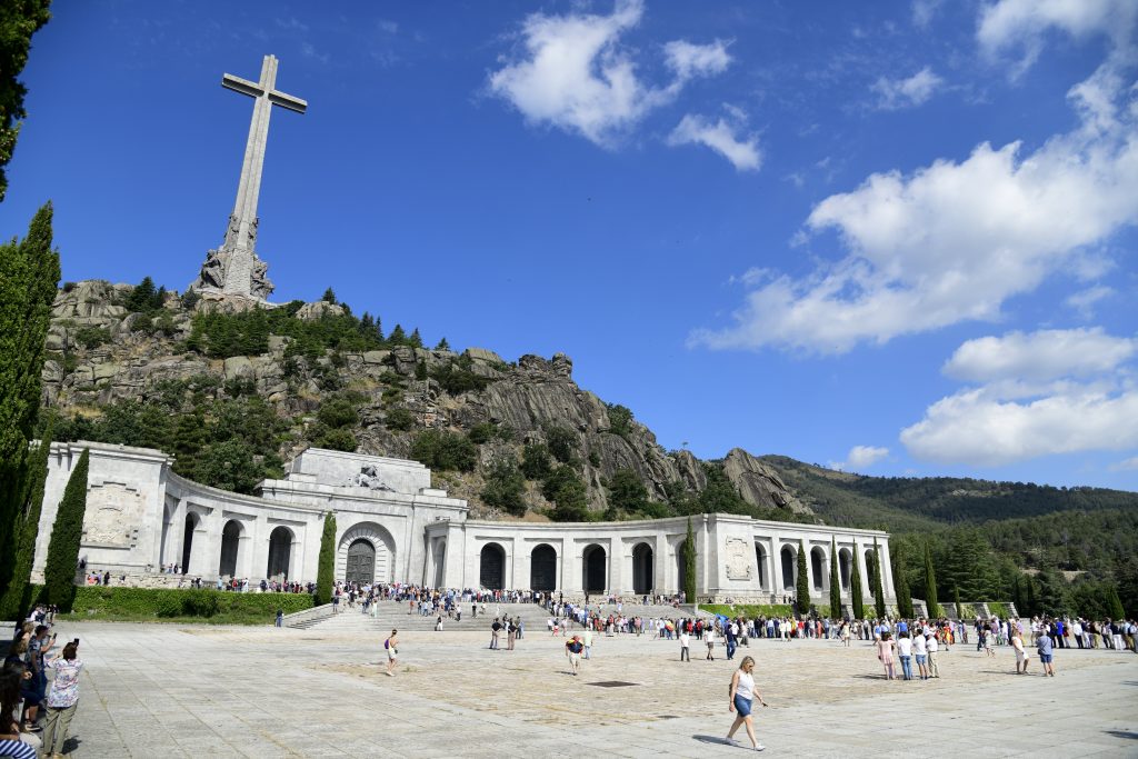 Gobierno de España inicia el procedimiento legal para exhumar a Franco