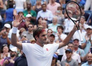 Federer y Djokovic dominan en otra polémica y calurosa jornada en el US Open