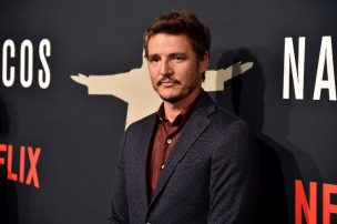 El rubio y retro look de Pedro Pascal en la segunda parte de Wonder Woman