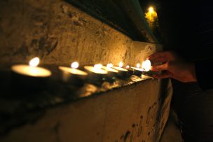 Sobrevivientes de abusos realizó velatón frente a la Catedral para repudiar abusos sexuales