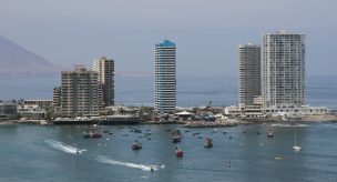 Incendio afecta a torre de departamento en playa Cavancha en Iquique