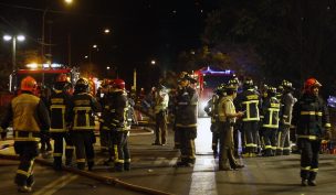 Incendio consumió mueblería en La Pintana