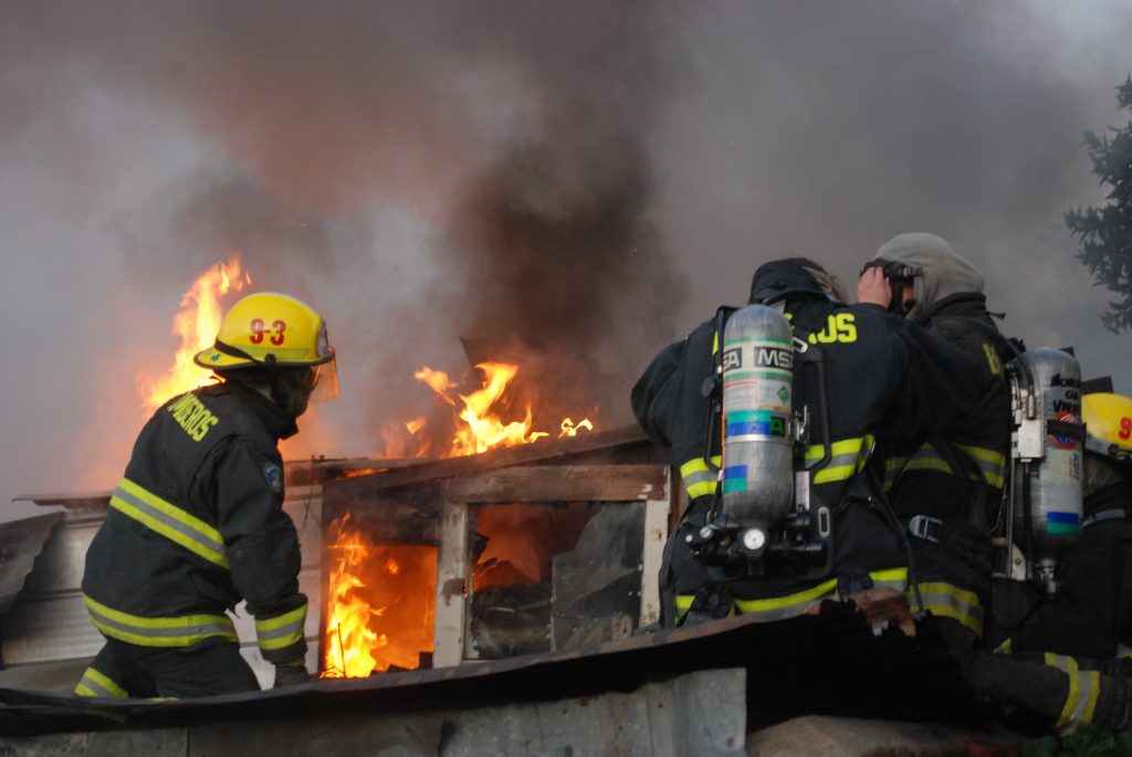 Carabinero murió en incendio de una vivienda en Victoria