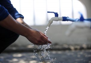 Autoridades garantizan agua potable para 37 comunas de la RM hasta las 8 de la mañana de este martes