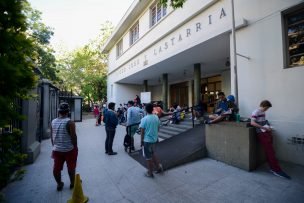 Revelan que alumno habría rociado con bencina al director del Liceo Lastarria