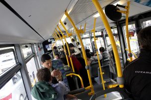 Conductora del Transantiago trabaja junto a su hija de un año enferma