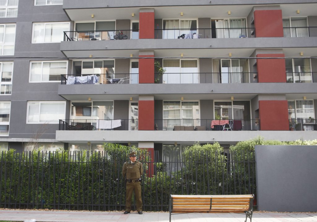 Carabineros rescata a joven que intentó lanzarse de edificio en Iquique
