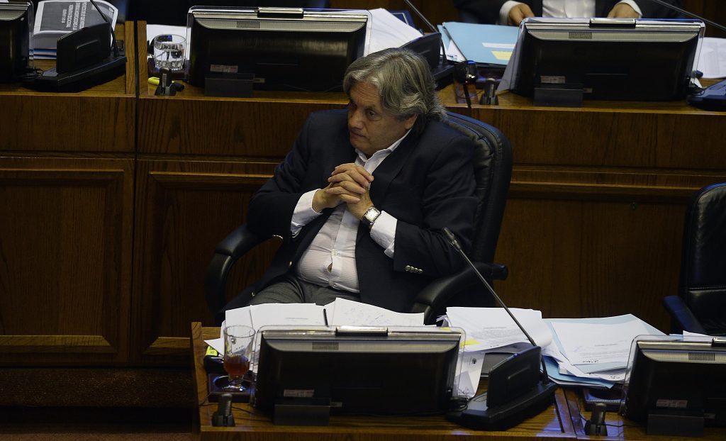 Alejandro Navarro: “Ezzati no será chileno pero eso no resuelve los abusos”