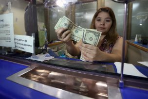 El dólar termina hoy con una fuerte caída y cierra la semana con pérdidas