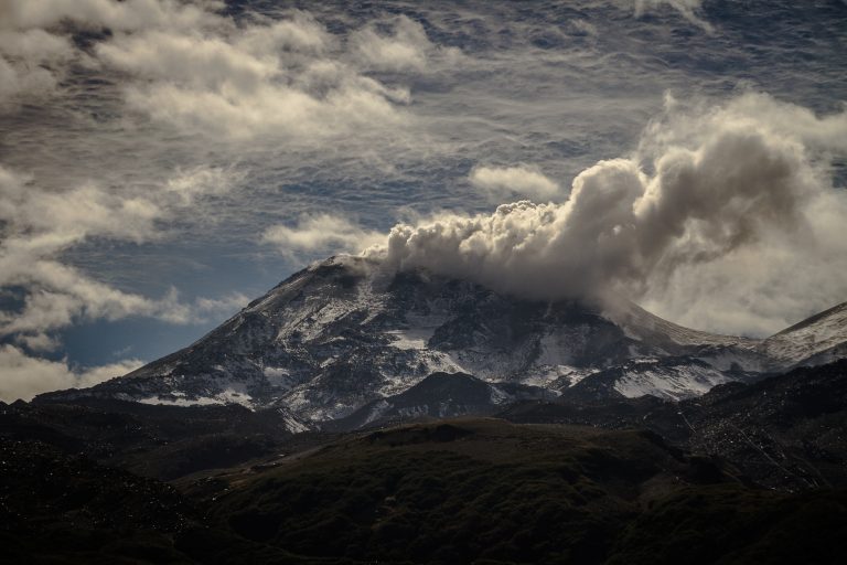 Sernageomin eleva a Alerta Amarilla el volcán Nevados de Chillán por aumento de sismos
