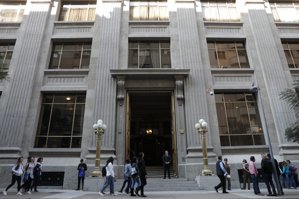 Agencia Fitch mantiene calificación de riesgo para Chile