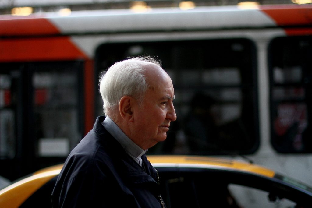 VIDEO | Cardenal Francisco Javier Errázuriz es increpado por transeúntes en el centro de Santiago
