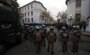 Atacan a Carabineros con bombas molotov afuera del Liceo de Aplicación