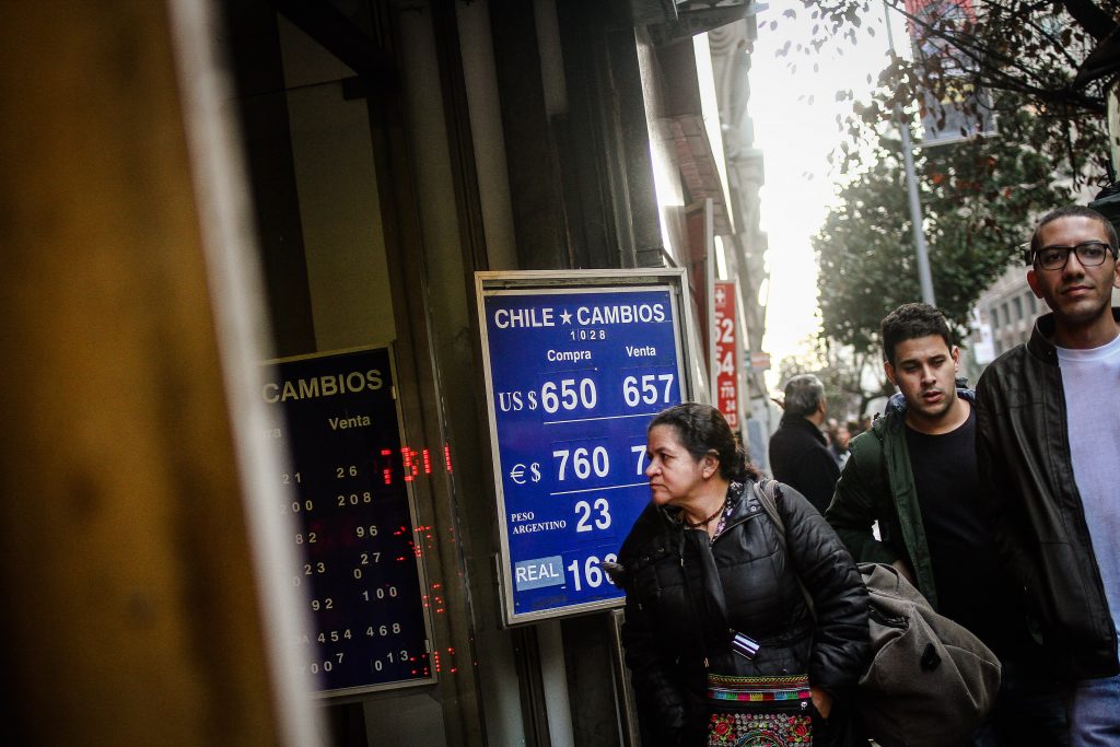 Dólar sufre una nueva caída este lunes y mantiene la tendencia a la baja