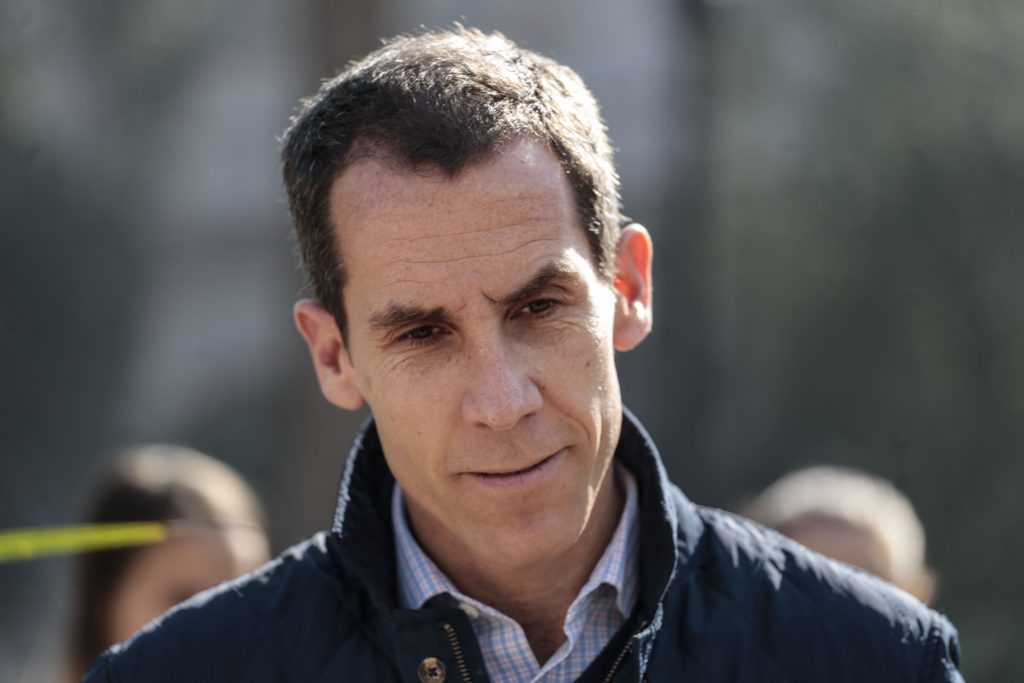 Alcalde Alessandri lamenta destrozos: “Los únicos que pagan el costo son los vecinos y locatarios de Santiago”