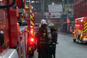 Incendio movilizó a 18 carros de bomberos en el centro de Santiago