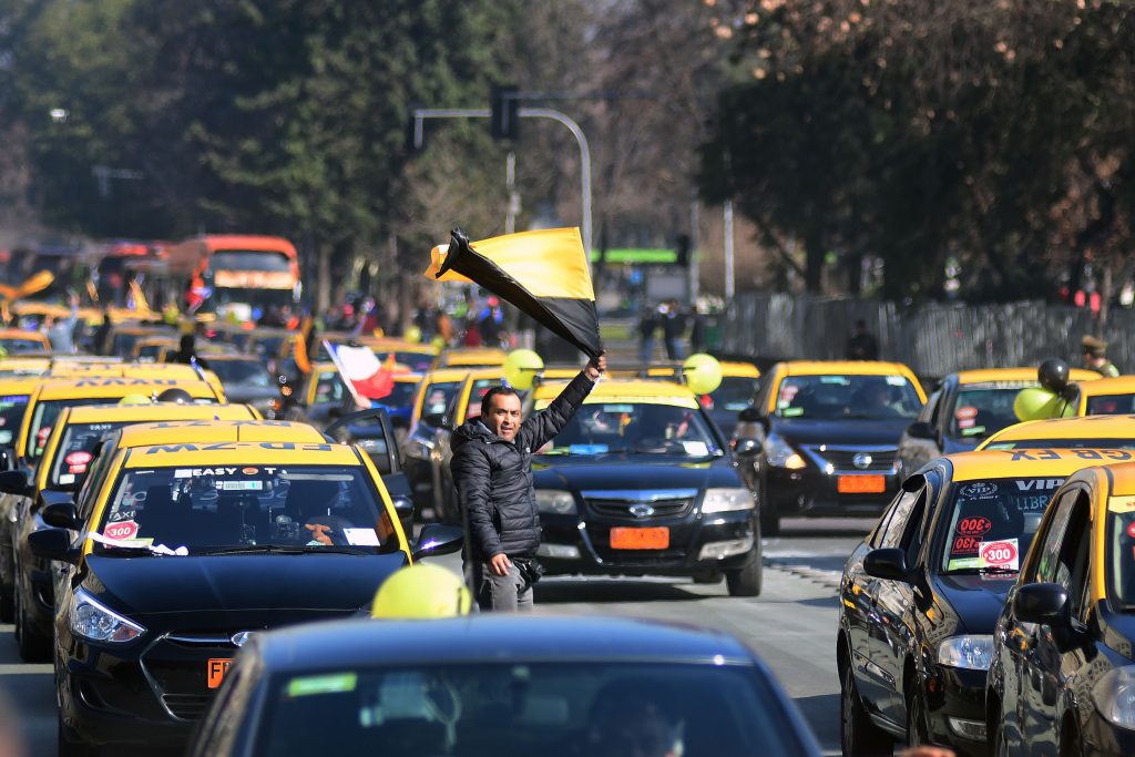 Taxistas y colectiveros realizarán movilización a nivel nacional este miércoles