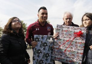 Hinchas le celebraron el cumpleaños a Estaban Paredes