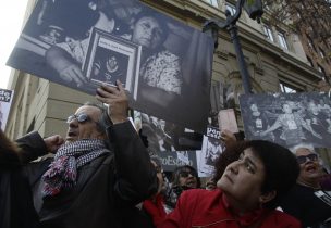 Familiares de víctimas de Pinochet realizan funa en casa de ex agente liberado