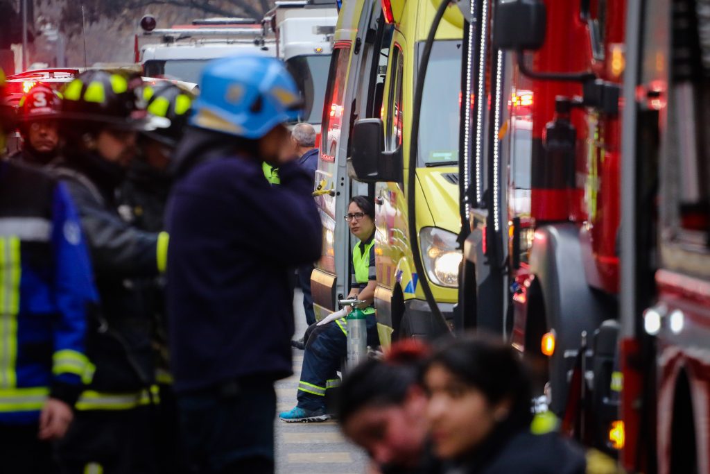 Incendio afecta a locales y un colegio en el centro de Temuco
