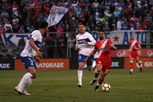 Con polémico penal en contra, la UC venció a Curicó y es el líder del torneo