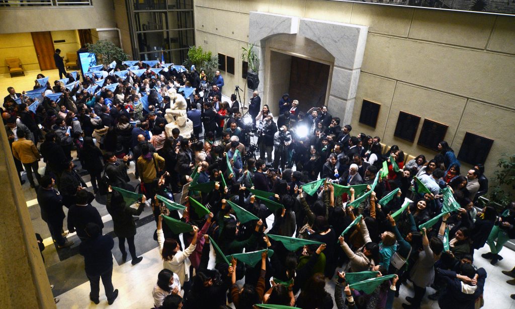 Aborto: Duelo de pañuelos verdes y celestes marcan jornada en Congreso