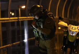 Sujetos lanzan neumáticos encendidos al exterior de Metro