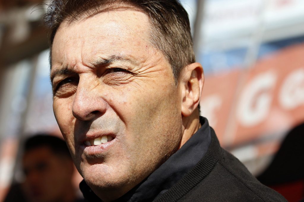 La U puso presión a Kudelka y prepararía una “poda” en el plantel