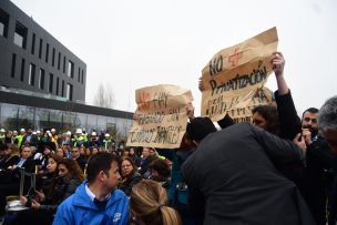 Trabajadores de Salud se manifiestan contra Piñera en el Félix Bulnes