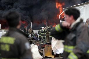 Incendio de 3 mil neumáticos en Maipú fue limitado por personal de bomberos