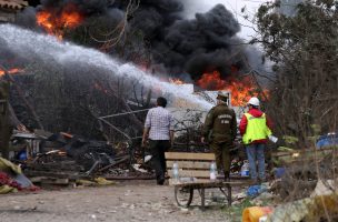 Bomberos y equipos DGAC controlan incendio de acopio de neumáticos