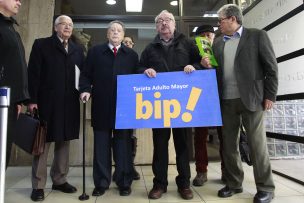 Pensionados llegaron con bip! gigante a Transportes para pedir rebaja en pasajes