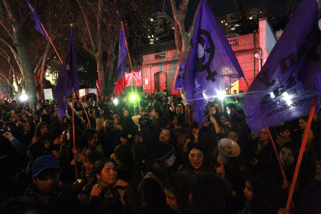 Cientos de manifestantes apoyan debate sobre aborto en embajada de Argentina