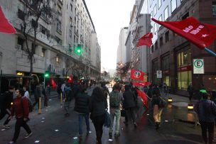 Carabineros detiene a manifestantes en protesta contra estatuto laboral juvenil