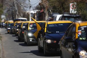 Taxistas despiden con extensa caravana a chofer asesinado en Santiago