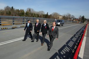 Presidente encabezó habilitación del puente Cau Cau para vehículos livianos