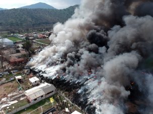 Alcaldesa de Maipú anuncia querella por incendio en depósito de neumáticos