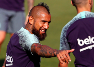 Compañero de Arturo Vidal confirmó que seguirá en Barcelona pese a oferta de PSG