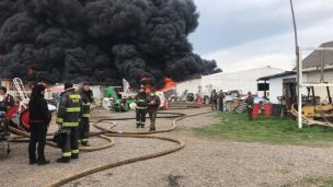 Incendio en depósito de neumáticos en Maipú genera columna de humo