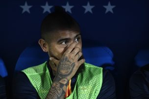 Arturo Vidal muestra su enojo tras ser reemplazado por Lionel Messi en empate de Barcelona